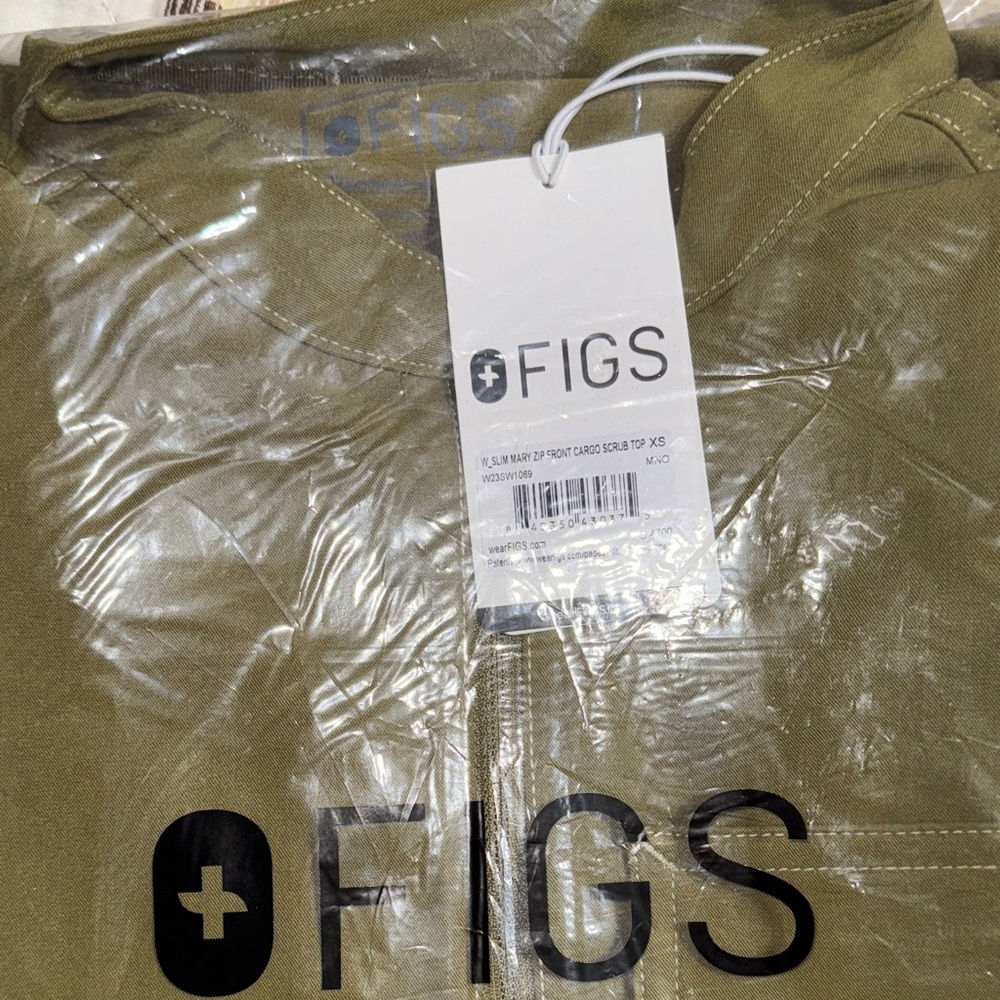 Figs Women's Olive Cargo Scrub Set - Picture 5 of 6